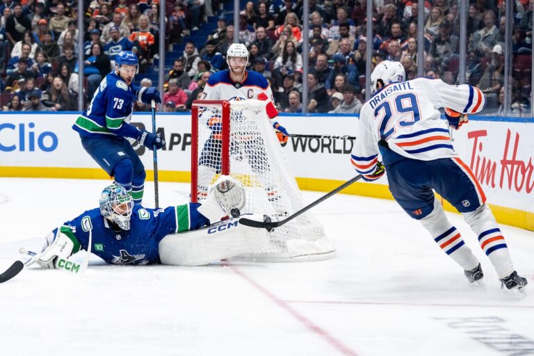 Bains plaide pour être un joueur à temps plein des Canucks lors de la victoire 4-1 de Vancouver en pré-saison