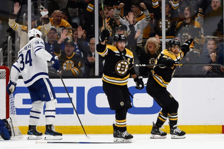 Brad Marchand marque en prolongation alors que les Bruins de Boston battent les Maple Leafs de Toronto 4-3