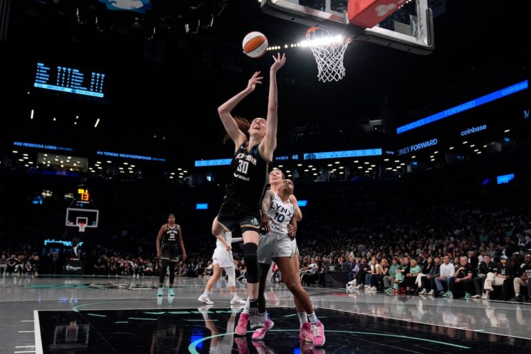 Breanna Stewart aide New York même dans la série des finales de la WNBA alors que Liberty bat Lynx 80-66 lors du deuxième match
