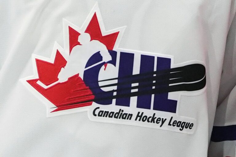 Cameron Schmidt et Jack Ivankovic soulignent l'alignement de la LCH pour une série contre l'équipe américaine U18