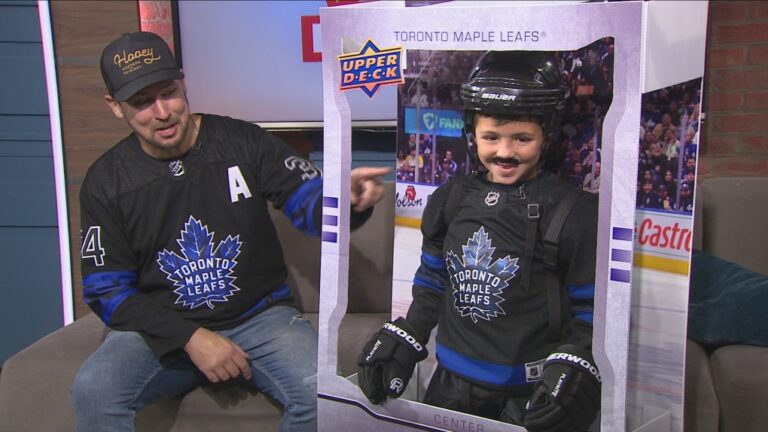 « C'est plutôt cool » : le costume d'Halloween d'un fan des Leafs de 7 ans suscite les éloges d'Auston Matthews