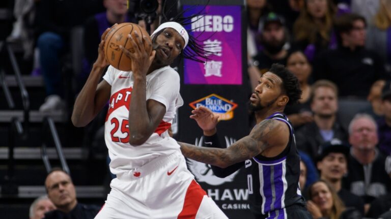Chris Boucher, star de la NBA élevée à Montréal, consacre du temps à sa deuxième passion : aider sa communauté
