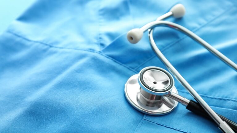Combien de Canadiens sont sans médecin? Un rapport récemment publié décrit la situation des soins de santé