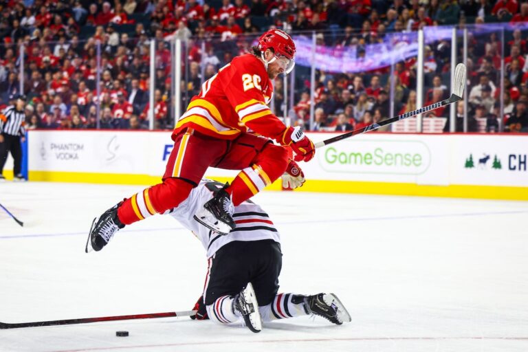 Coronato marque deux fois, les Flames invaincus devancent les Blackhawks 3-1