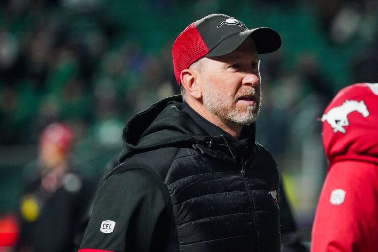 Dave Dickenson sera de retour comme entraîneur et directeur général des Stampeders la saison prochaine