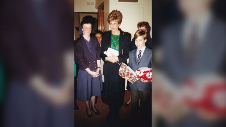 Des photos inédites du prince William avec sa mère Diana visitant une association caritative pour les sans-abri publiées