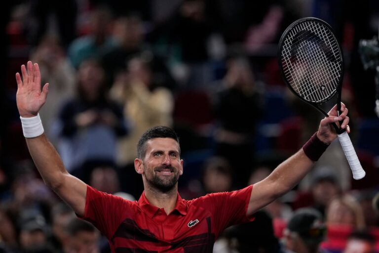 Djokovic accède au quatrième tour du Shanghai Masters alors qu'il vise son 100e titre en carrière