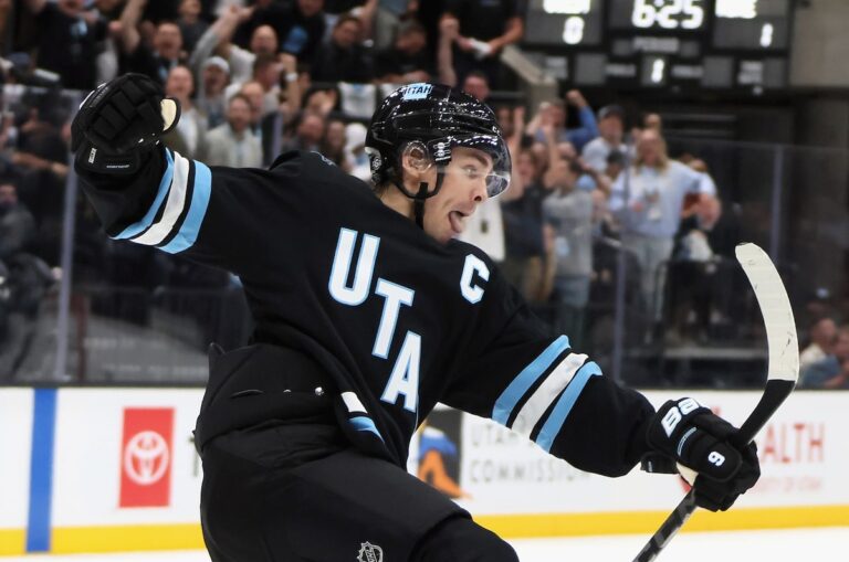 Dylan Guenther marque deux fois et mène l'Utah à une victoire 5-2 contre Chicago