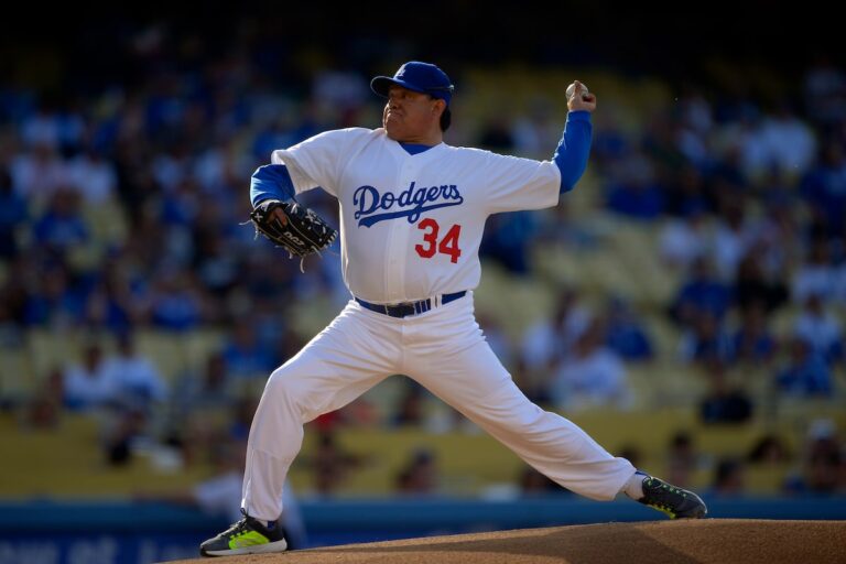 Fernando Valenzuela, lanceur d'origine mexicaine dont les exploits pour les Dodgers ont alimenté la « Fernandomania », décède à 63 ans