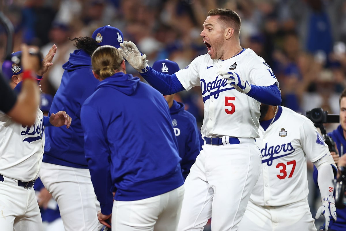 Freeman réussit le premier chelem de fin de match de l'histoire des World Series alors que les Dodgers dominent les Yankees 6-3 lors du premier match
