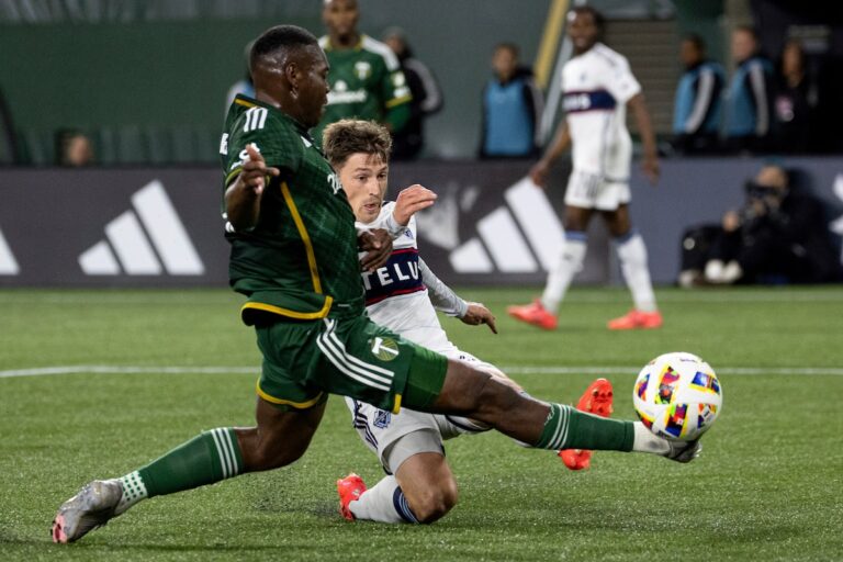 Gauld réalise un tour du chapeau et les Whitecaps de Vancouver battent les Timbers de Portland 5-0 dans un match avec joker
