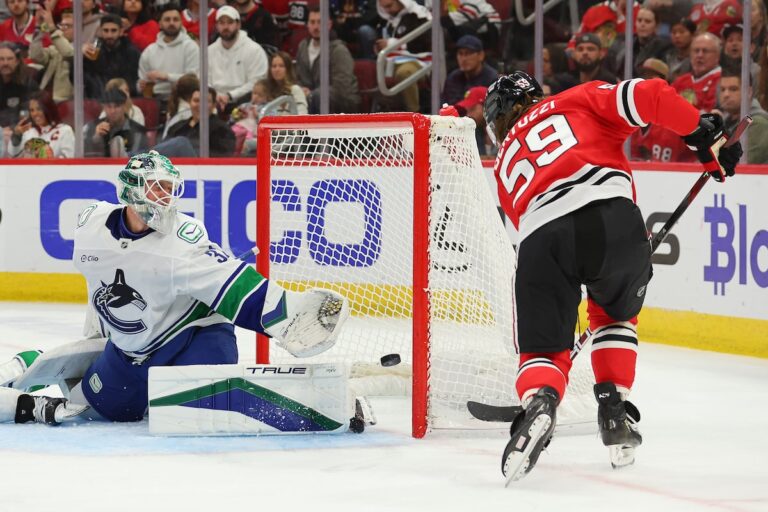 Heinen marque deux fois alors que les Canucks battent les Blackhawks 6-3 pour une troisième victoire consécutive