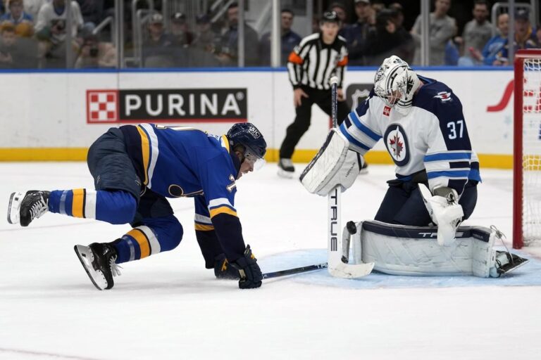 Hellebuyck arrête 27 tirs et porte les Jets invaincus à une victoire 3-2 contre les Blues