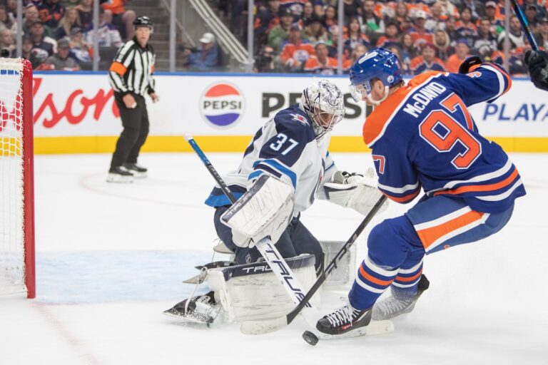 Hellebuyck de Winnipeg remporte un 38e blanchissage en carrière et les Jets battent les Oilers 6-0