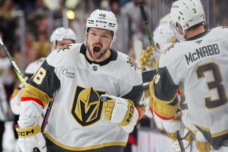 Hertl et Kolesar marquent tard et portent les Golden Knights à une victoire de 6-4 contre les Sénateurs