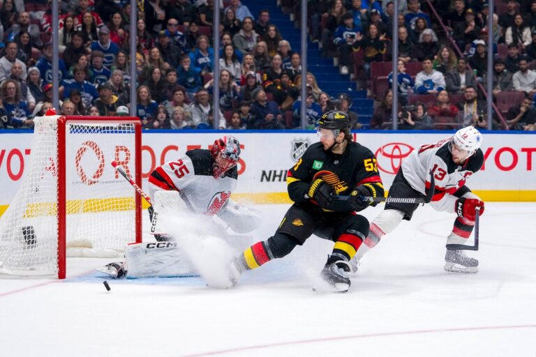 Hischier joue le héros alors que les Devils blanchissent les Canucks 6-0