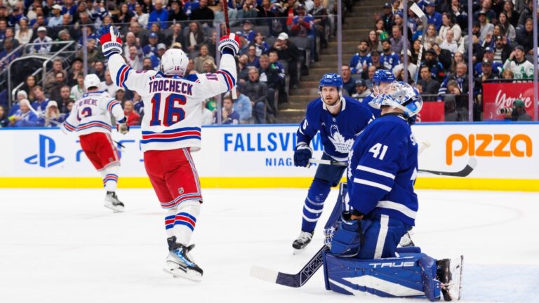 Igor Shesterkin brille, les Rangers dominent les Maple Leafs 4-1