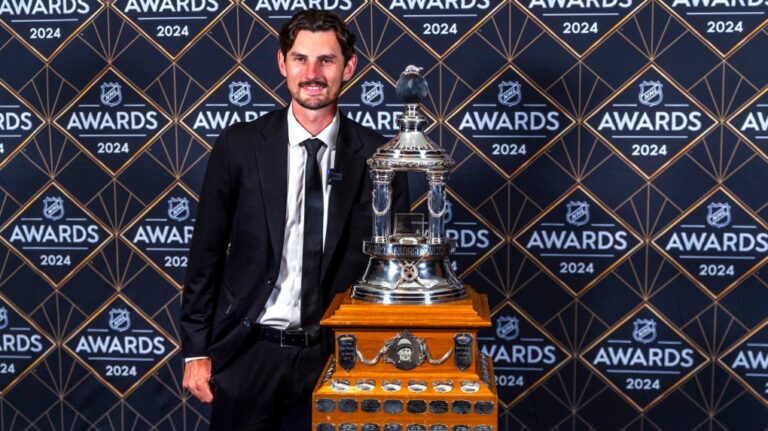 « Il s'amuse là-bas » : le père de Connor Hellebuyck réfléchit avant le match au Centre Canada Vie en l'honneur de son fils