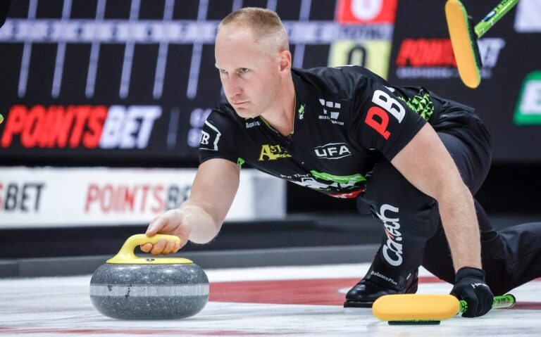 Jacobs et Mouat décrochent une place en quart de finale lors du premier match du Grand Chelem de curling