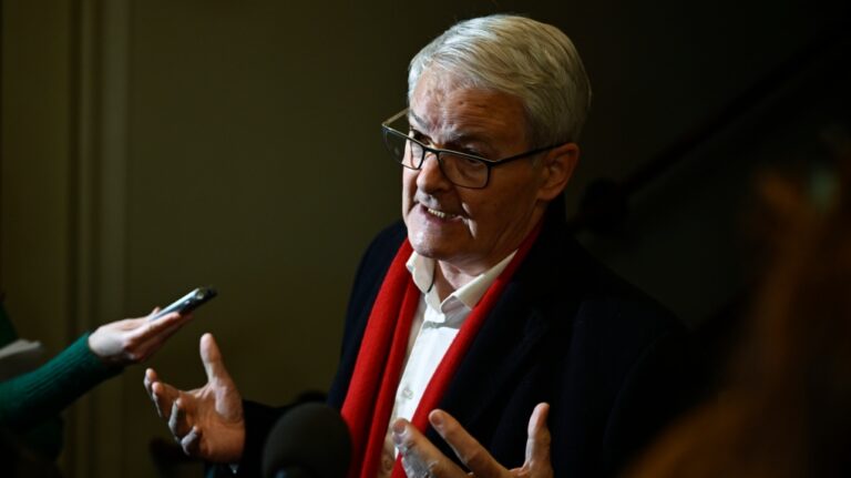 « Je l'espère » : Marc Garneau se demande s'il y a de la place pour des libéraux bleus comme lui