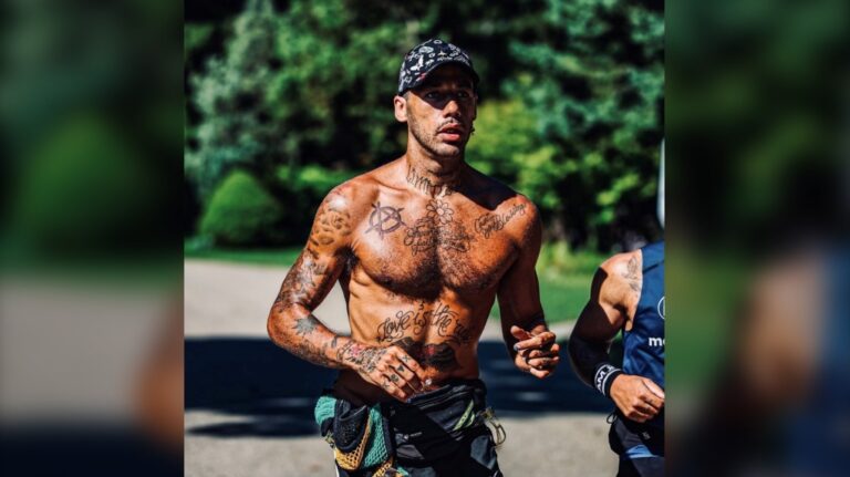 "Je n'ai pas fait ça juste pour courir" : un artiste hip hop canadien court 100 marathons en 100 jours pour la santé mentale des hommes
