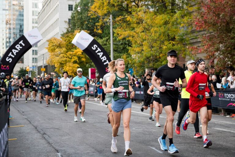 Justin Kent et Natasha Wodak dominent les Canadiens au TCS Toronto Waterfront Marathon