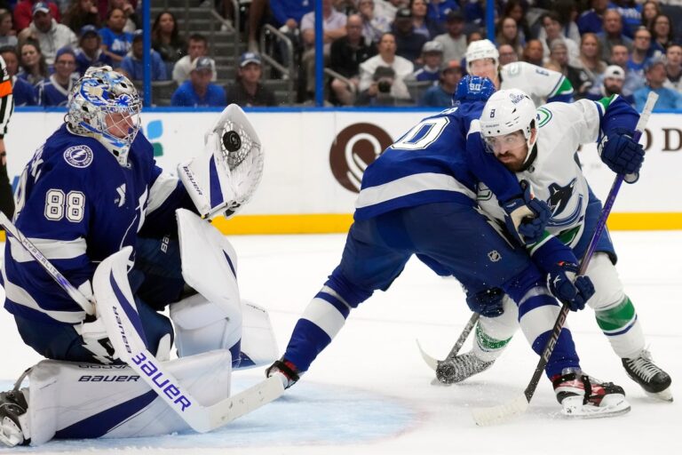 Kucherov marque le quatrième but de la saison, le Lightning bat les Canucks 4-1 lors du match d'ouverture à domicile retardé par Milton