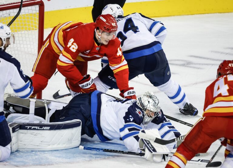Kyle Connor marque le but vainqueur des Jets lors d'une victoire de pré-saison 3-2 contre les Flames