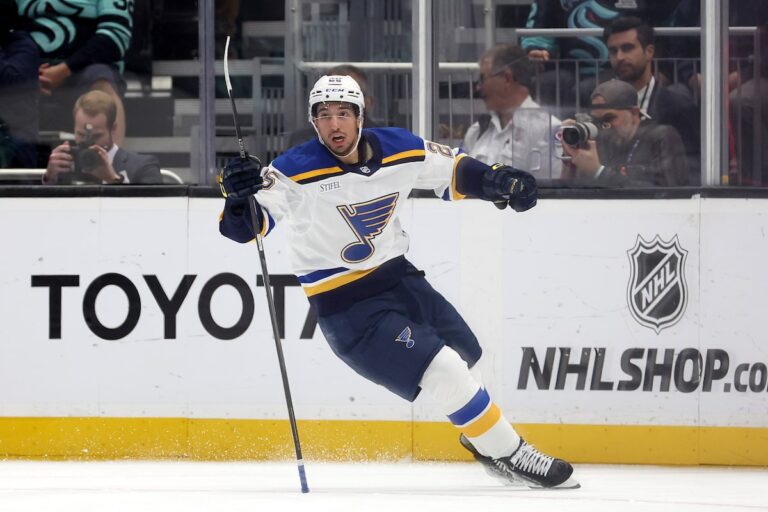 Kyrou marque deux fois, les Blues gâchent le match d'ouverture à domicile du Kraken avec une victoire 3-2