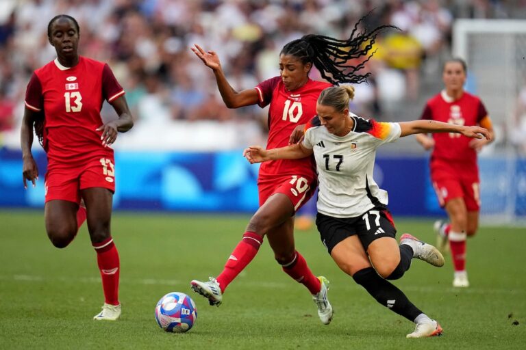 L'Espagne, championne du monde, marque un but tardif pour faire match nul 1-1 contre le Canada lors d'un match amical de football féminin