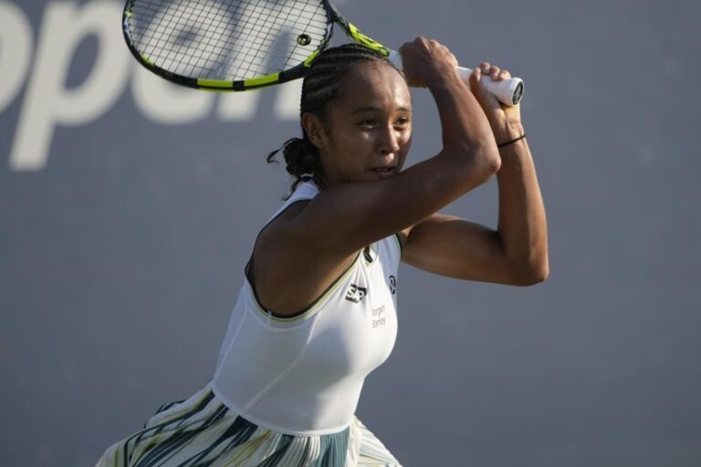 La Canadienne Leylah Fernandez bat Kamilla Rakhimova et se qualifie pour les huitièmes de finale à Wuhan