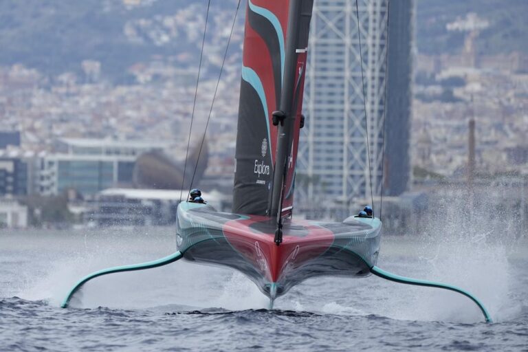 La Nouvelle-Zélande est à une victoire de conserver la Coupe de l'America après avoir pris une avance de 6-2 sur Britannia