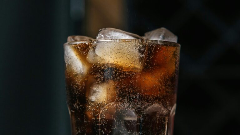 La consommation fréquente de boissons gazeuses et de jus de fruits est liée à un risque accru d'accident vasculaire cérébral : recherche