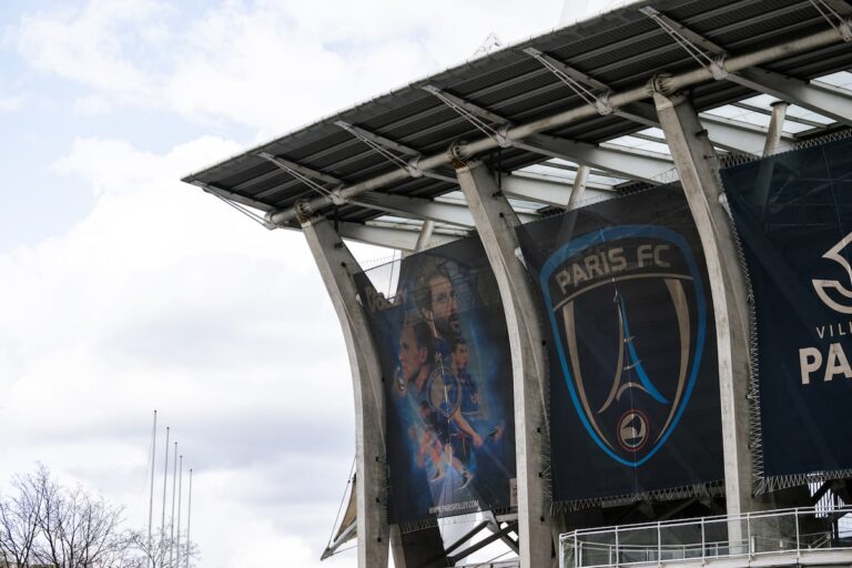 La famille la plus riche de France bouleverse le football avec le projet de rachat du Paris FC en deuxième division