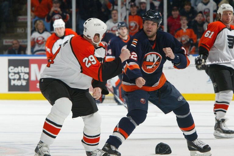 La mort de joueurs de hockey comme Chris Simon a ravivé les inquiétudes concernant les blessures à la tête et les appels à la responsabilisation