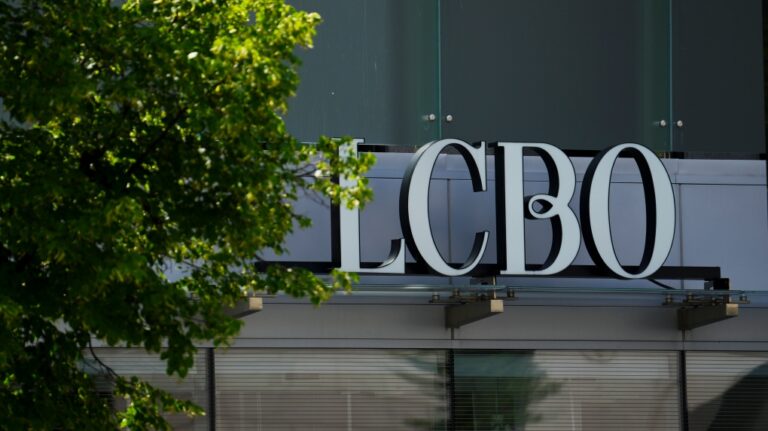 La province ordonne à la LCBO d'utiliser des sacs en papier fabriqués en Ontario