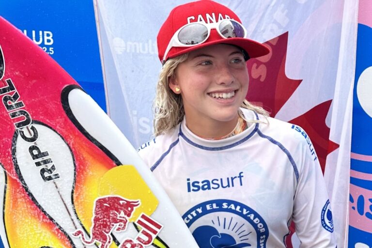 La surfeuse adolescente Erin Brooks fait des vagues et gravit les échelons du surf mondial