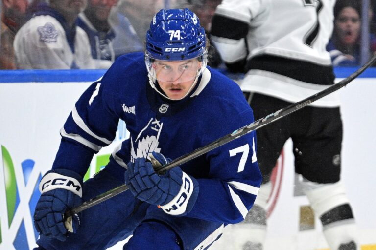 L'ailier des Maple Leafs Bobby McMann trouve le match après un scratch lors de la soirée d'ouverture