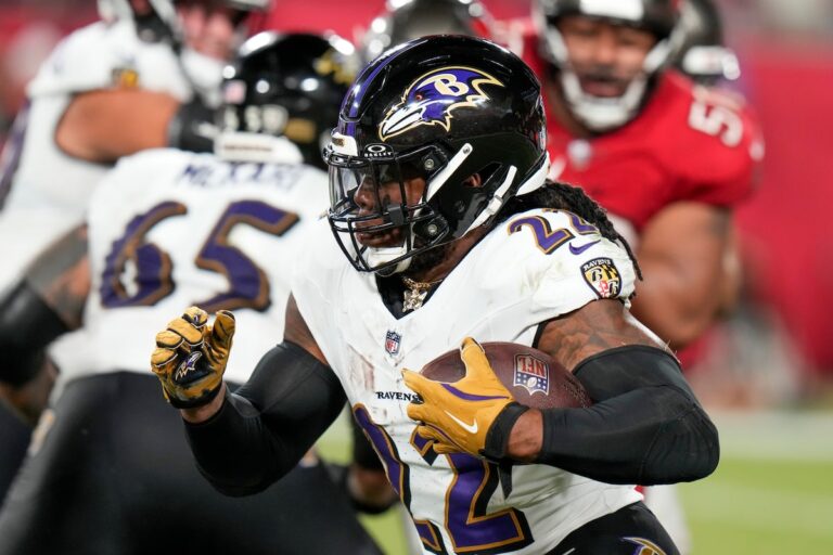 Lamar Jackson lance 281 verges et 5 touchés pour mener les Ravens à une victoire de 41-31 contre les Buccaneers