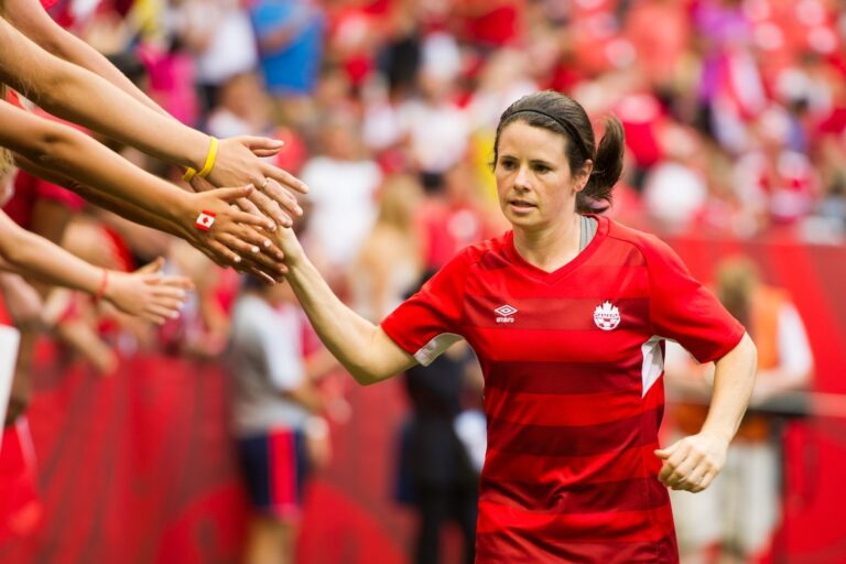L'ancienne joueuse Diana Matheson voit l'autre côté de la vie au camp avec le Canada