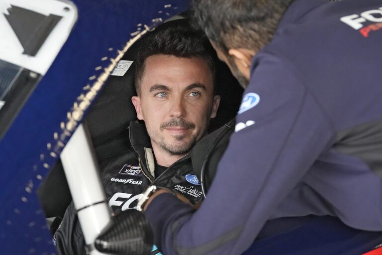 L'ancienne star de Malcolm in the Middle, Frankie Muniz, pilote à temps plein dans la NASCAR Truck Series pour 2025
