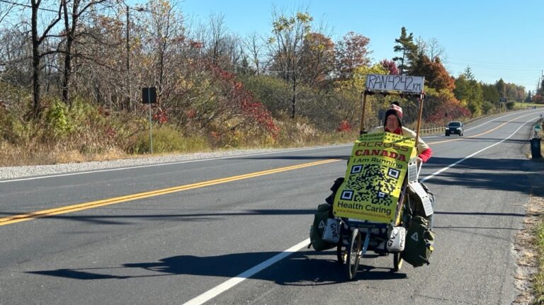 Le « Fellow in Yellow » s'arrête dans le sud-ouest de l'Ontario lors de sa traversée du Canada