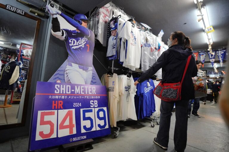 Le Japon se prépare à encourager Ohtani et les Dodgers, et le pays s'habille pour l'occasion