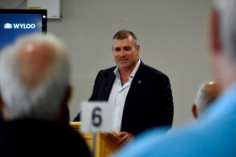Le PDG de Wyloo oblige Timmins à s'arrêter pour parler du Cercle de feu