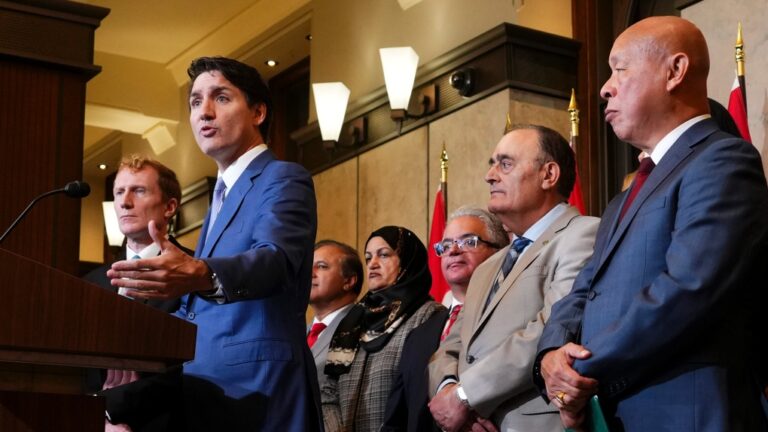 Le PM Trudeau annonce des réductions massives des objectifs d'immigration du Canada
