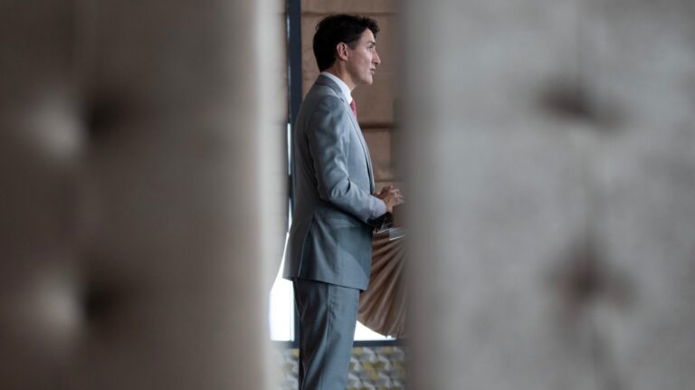 Le Premier ministre fait face à des pressions croissantes pour se retirer du caucus