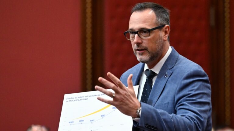 Le Québec gèle deux flux d'immigration majeurs qui ouvrent la voie à la résidence permanente