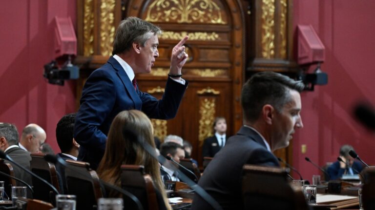 Le chef libéral veut serrer la vis contre les députés dissidents dans le débat sur les écoles religieuses