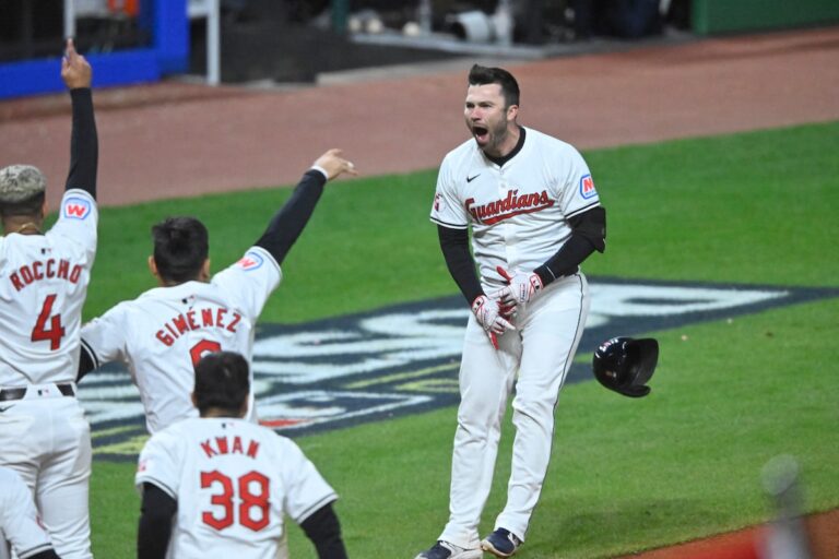 Le circuit de deux points de Fry en 10e permet aux Guardians de remporter une superbe victoire 7-5 contre les Yankees, proche de 2-1 en ALCS