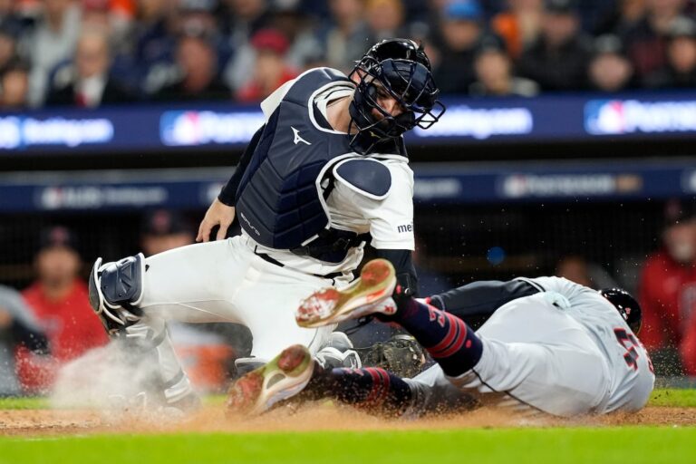 Le circuit de deux points de Fry, le squeeze carie mène les Gardiens contre les Tigers 5-4 et force le match ALDS 5